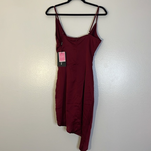 Pretty Little Thing | New shape burgundy wrap dress Women’s size 4 hourglass - Picture 7 of 9